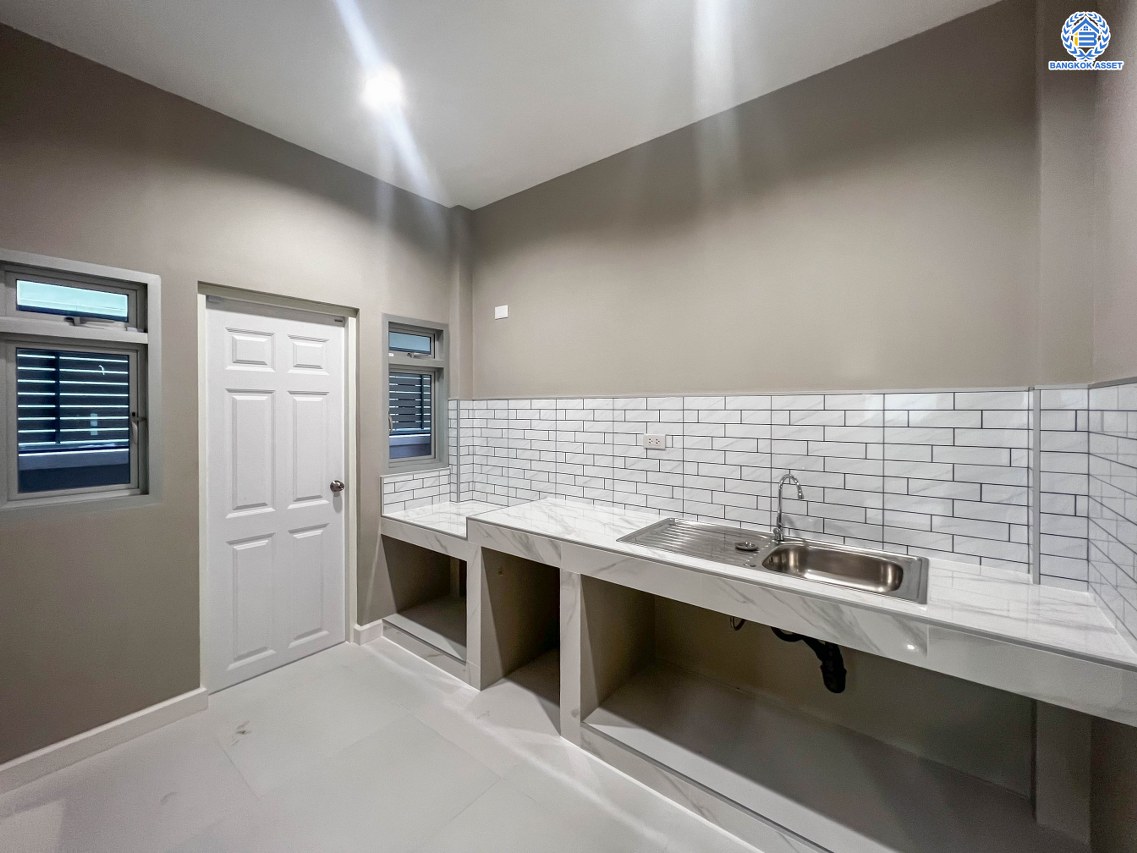 บ้านมือสองตกแต่งใหม่ โครงการ ไลฟ์บางกอกบูเลอวาร์ด ราชพฤกษ์-จรัญ เนื้อที่ 50.8 ตร.ว. ดีไซน์ตอบทุกไลฟ์สไตล์ ฟังก์ชัน 3 ห้องนอน 3 ห้องน้ำ 1 ห้องอเนกประสงค์ จอดรถได้ 2 คัน บนทำเลเชื่อมต่อทุกเส้นทาง ใกล้รถไฟฟ้าสายสีน้ำเงิน "สถานีบางหว้า" และจุดขึ้นทางด่วน "กาญจนาภิเษก"